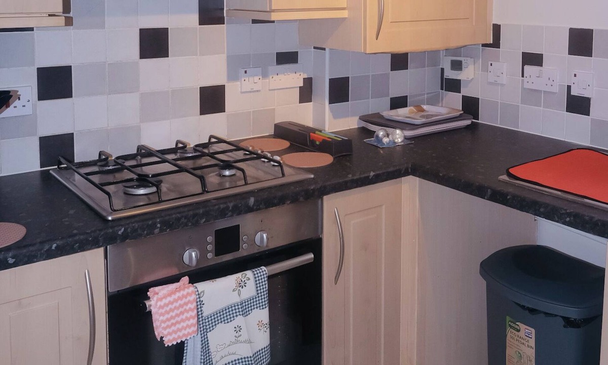 Newport Pagnell House | Peaceful One Bedroom House near M1 Junction 13 & 14 with garden and parking