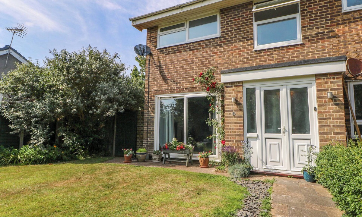Rustington Cottage | PEBBLE PLACE, pet friendly, country holiday cottage in Rustington