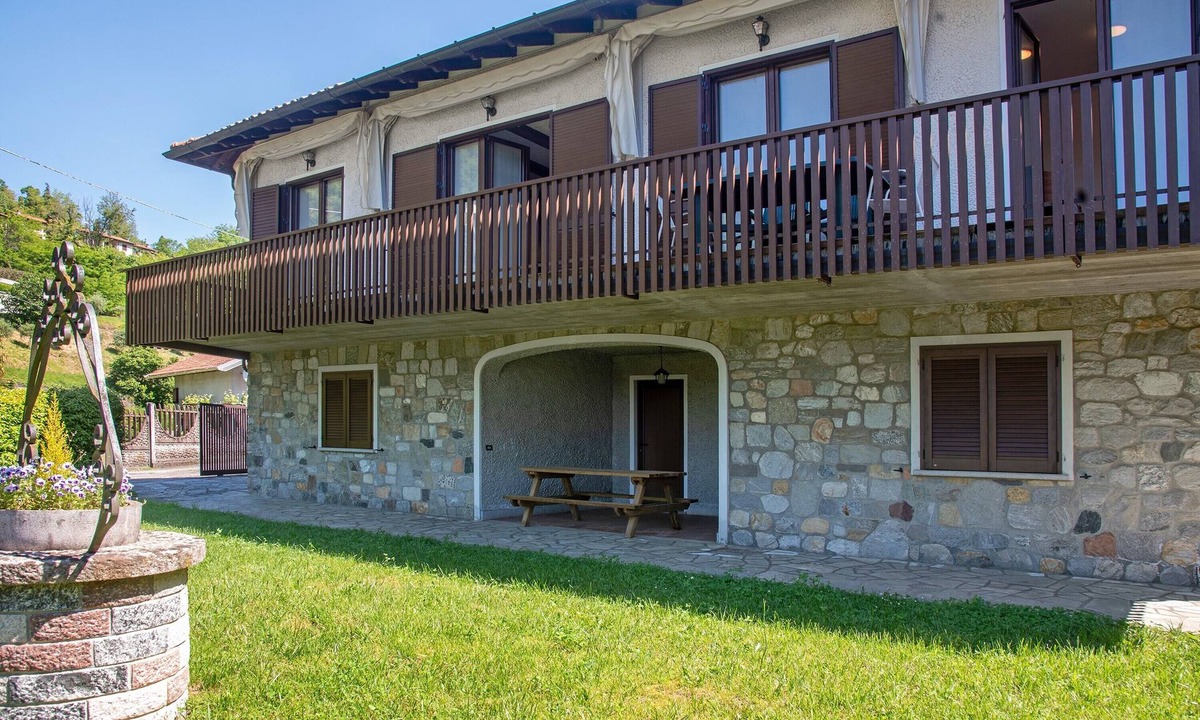 Castello House | Pet-friendly Holiday Home "Villa Olga Lago Maggiore" with Garden & Balcony