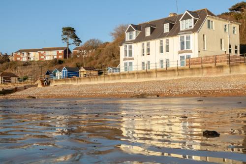 Totland Bay Apartment | Pier View Apartment at Beach House