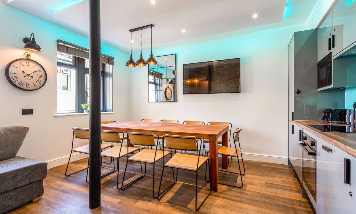 Kemptown Apartment | Pierview Pad - Party Pad that Sleeps 14 in Central Brighton - on the beach!