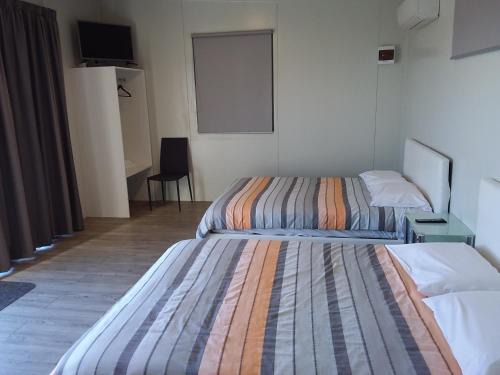 Waikuku Beach Hotel | Pine Lake View Lodge