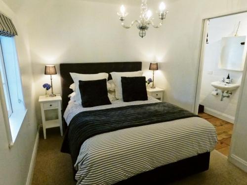 Greytown House | Pinegrove Cottage - Greytown Getaway