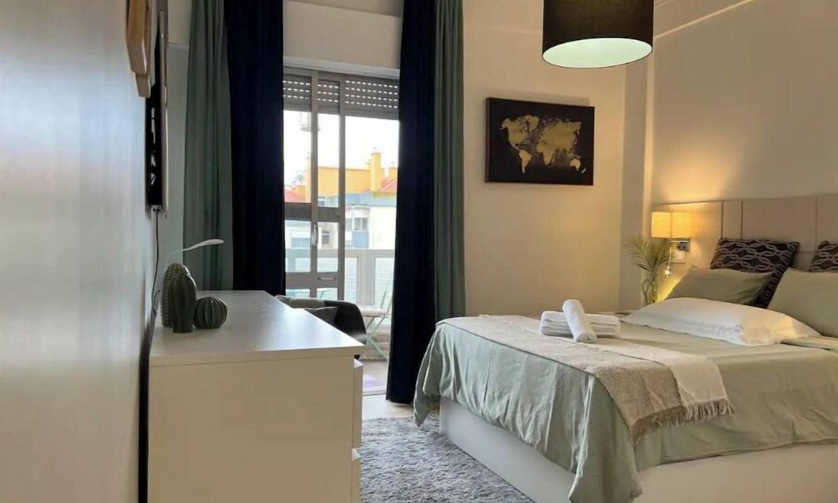 Reboleira Apartment | Private bathroom in apartment shared with other guests