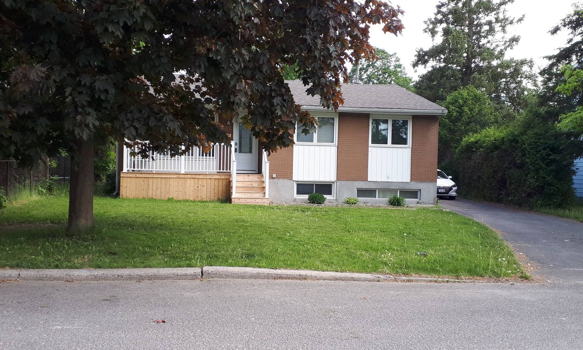 Ottawa Division House | Private House in Center of Ottawa with 5 parking close to Ottawa airport