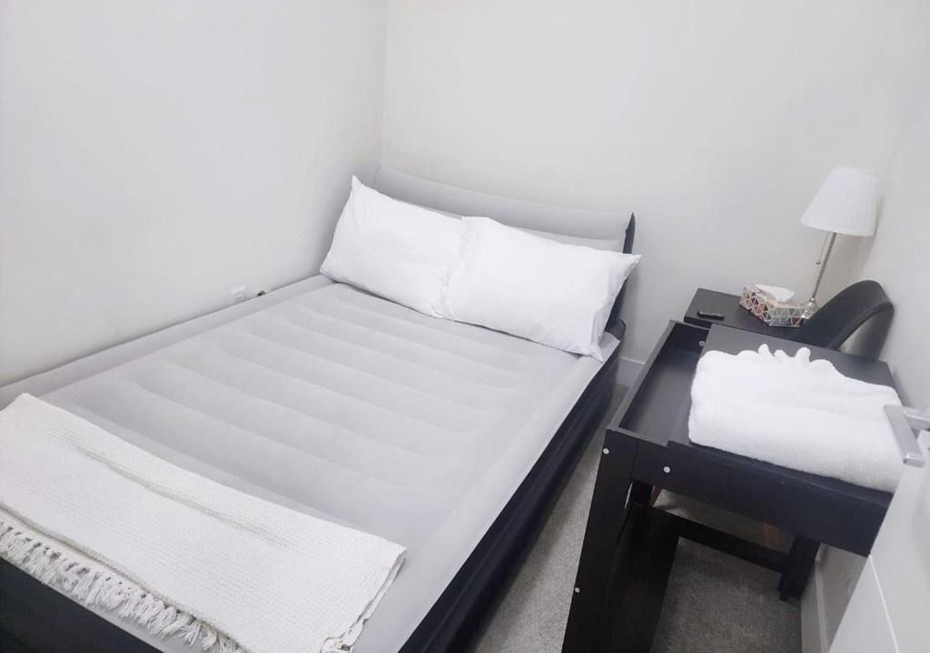 Delta House | Private Queen Room (Queen Air Mattress) - Delta, BC