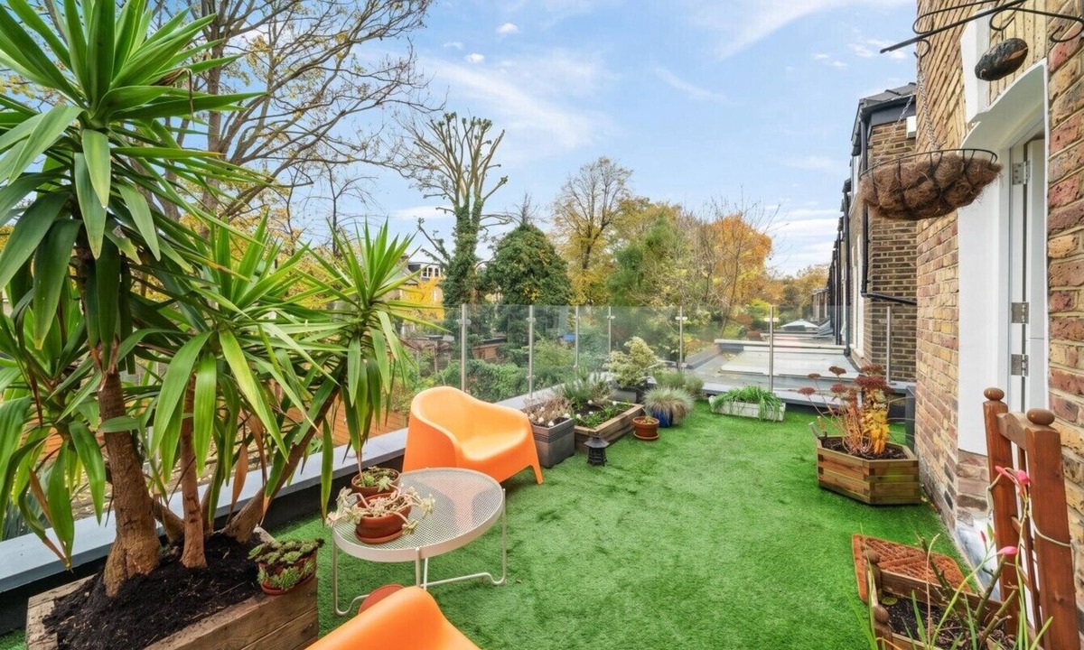 Hackney Downs Condo | Private Roof Terrace · 1-Bed Victorian Flat · 2 Min Walk to Clapton Overground
