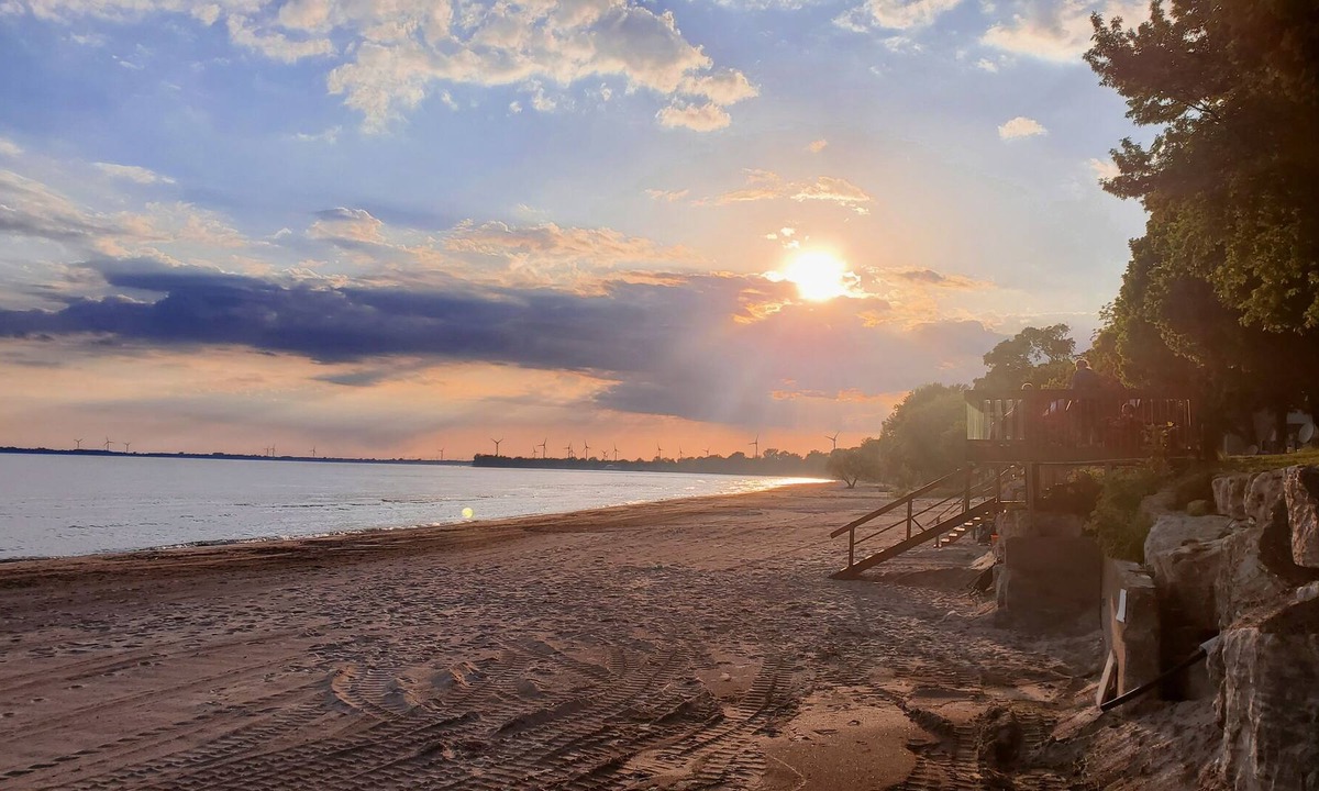 Wainfleet Cottage | Private sand beach. Lakefront. Spacious LongBeachCottages.com – Cottage #3