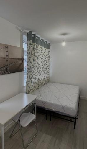Haselbury Apartment | Private studio with a private bathroom and kitchenette