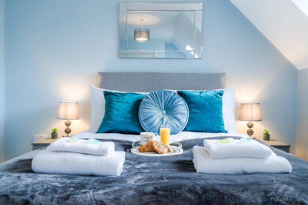 Peterborough Apartment | Progressive House 5 Bedrooms Inc Study with Sofabed, Garden, Smart TV in Every Bedroom FREE Parking