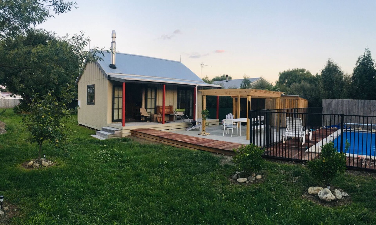 Greytown Cottage | Prvt cottage + cabin + pool on quarter acre section (wood burner, pet friendly)