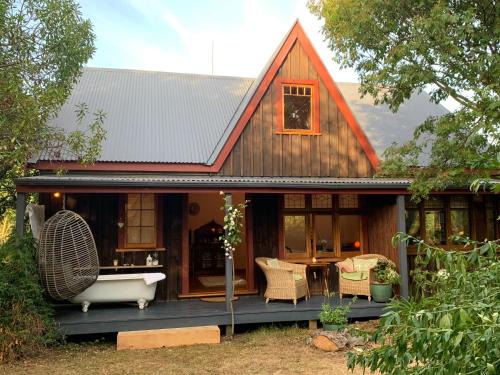 Brightwater Bed & Breakfast | Quail Farm, Colonial charm