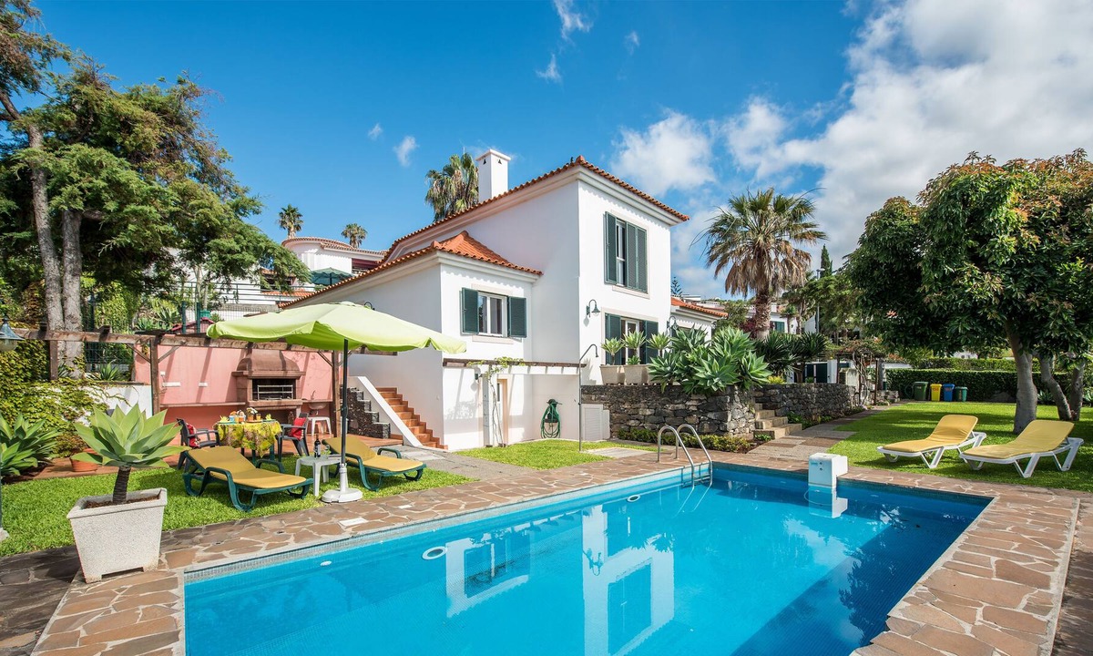 Garajau Villa | Quality villa - very private with Pool + Garden + BBQ + Wi-Fi + Pub's 5 min walk