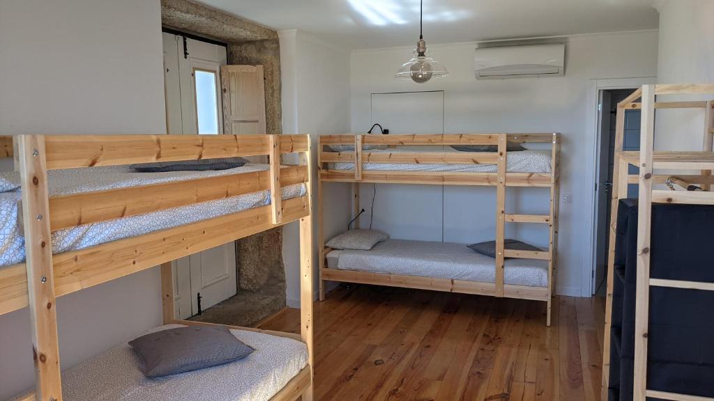 Castelo Novo House | Quarto privado com beliches e WC - 4 camas - Lagarto Pintado Casa n'Aldeia