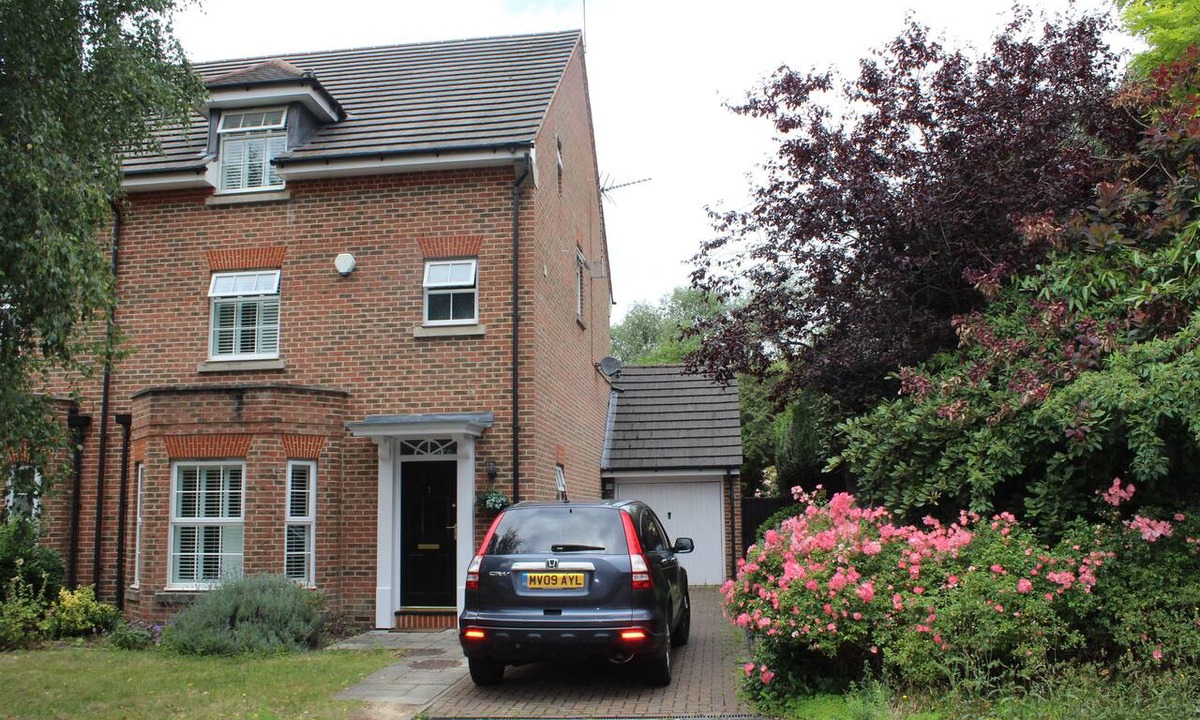 Eastcote House | Quiet location; easy access to London. Good transport links to Heathrow Airport.