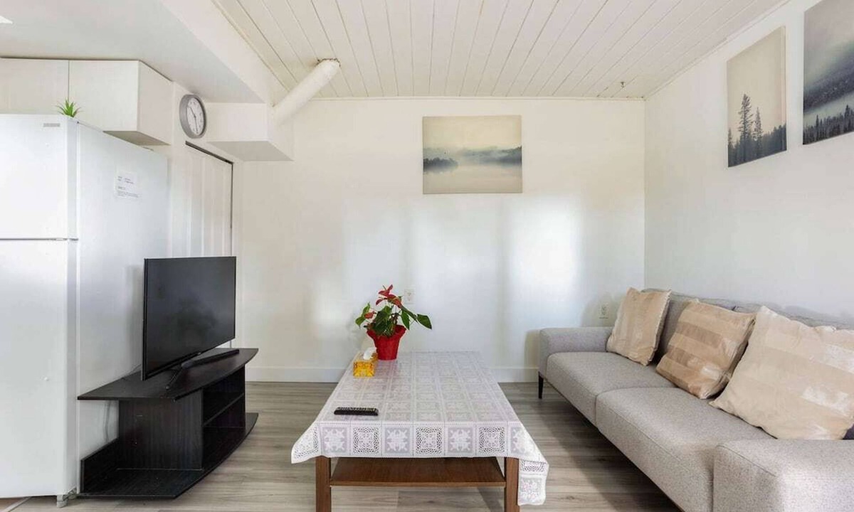 Richmond House | Quite and Convenient 1 Bed 1 Living Fiber Gig WiFi/AC/Parking/Near YVR