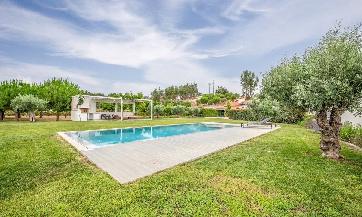 Ponte de Sor Apartment | Refreshing poolside escape in Ponte de Sor