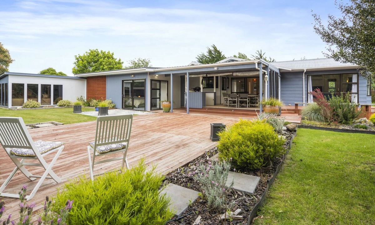 Martinborough House | Regent Retreat - Martinborough Holiday Home