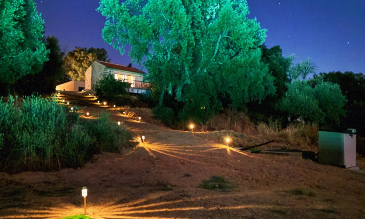 Fundao House | Retreat in Beira Interior, private outdoor jacuzzi, AC and breakfast!