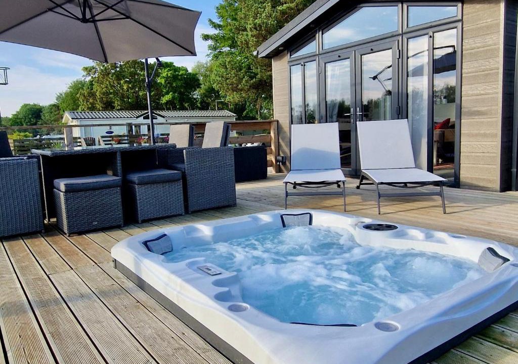 Frognall Apartment | Rolo's Lakeside Lodge With Hot Tub & Hi-Speed Wifi