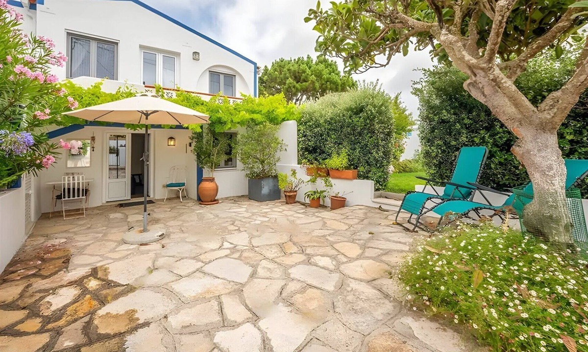 Praia das Macas Apartment | Romantic Studio - One Bedroom Apartment, Sleeps 2