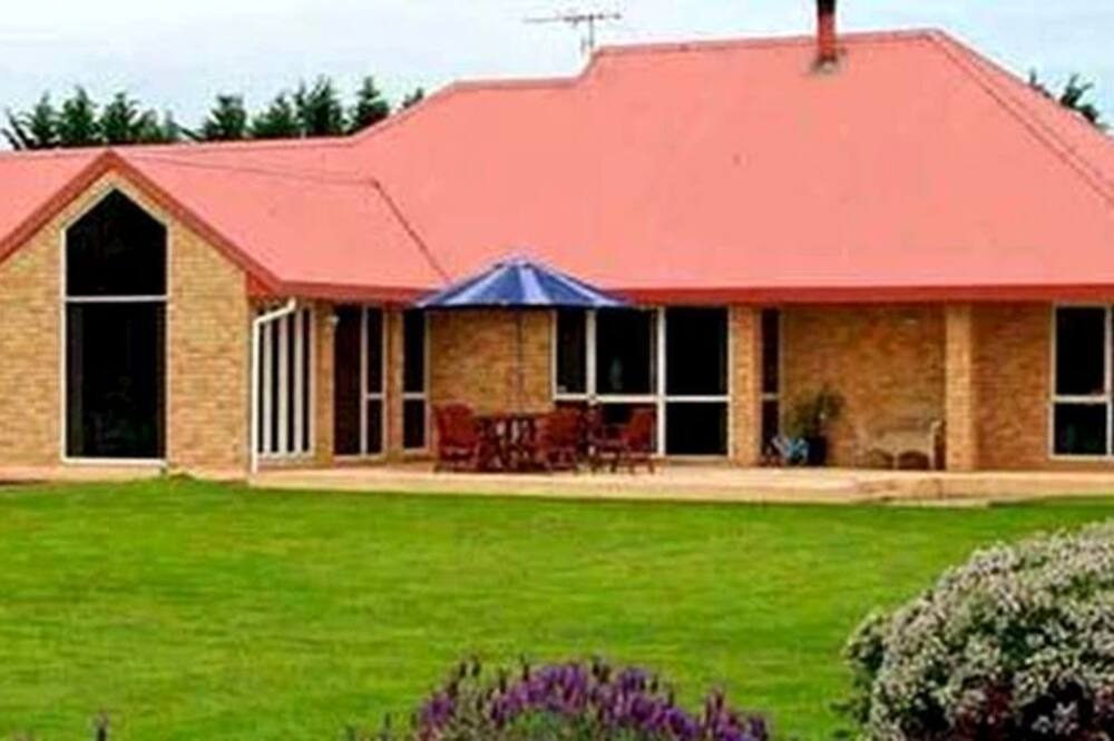Lincoln Cabin | Romantic Vacation Getaway Surrounded by Gardens in Canterbury, South Island