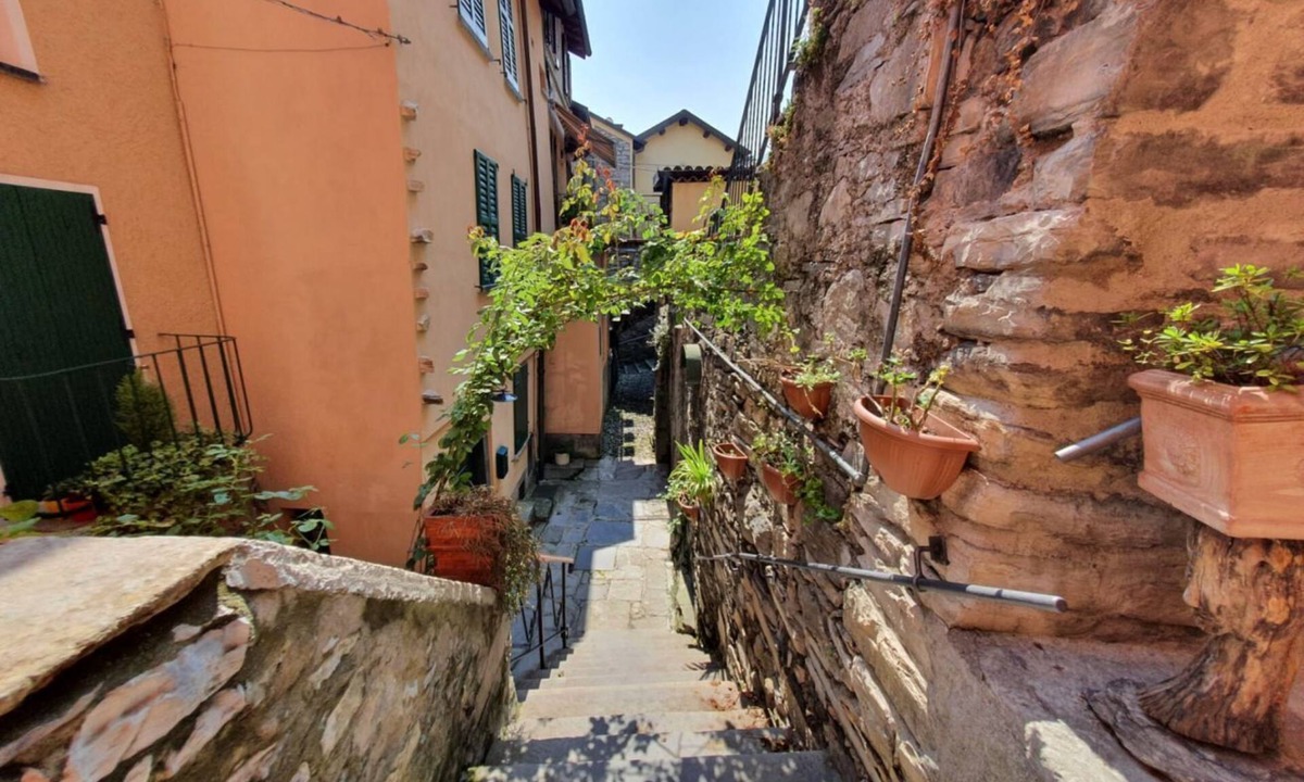 Carate Urio Apartment | Romantic village house on Lake Como (I SCALITT)