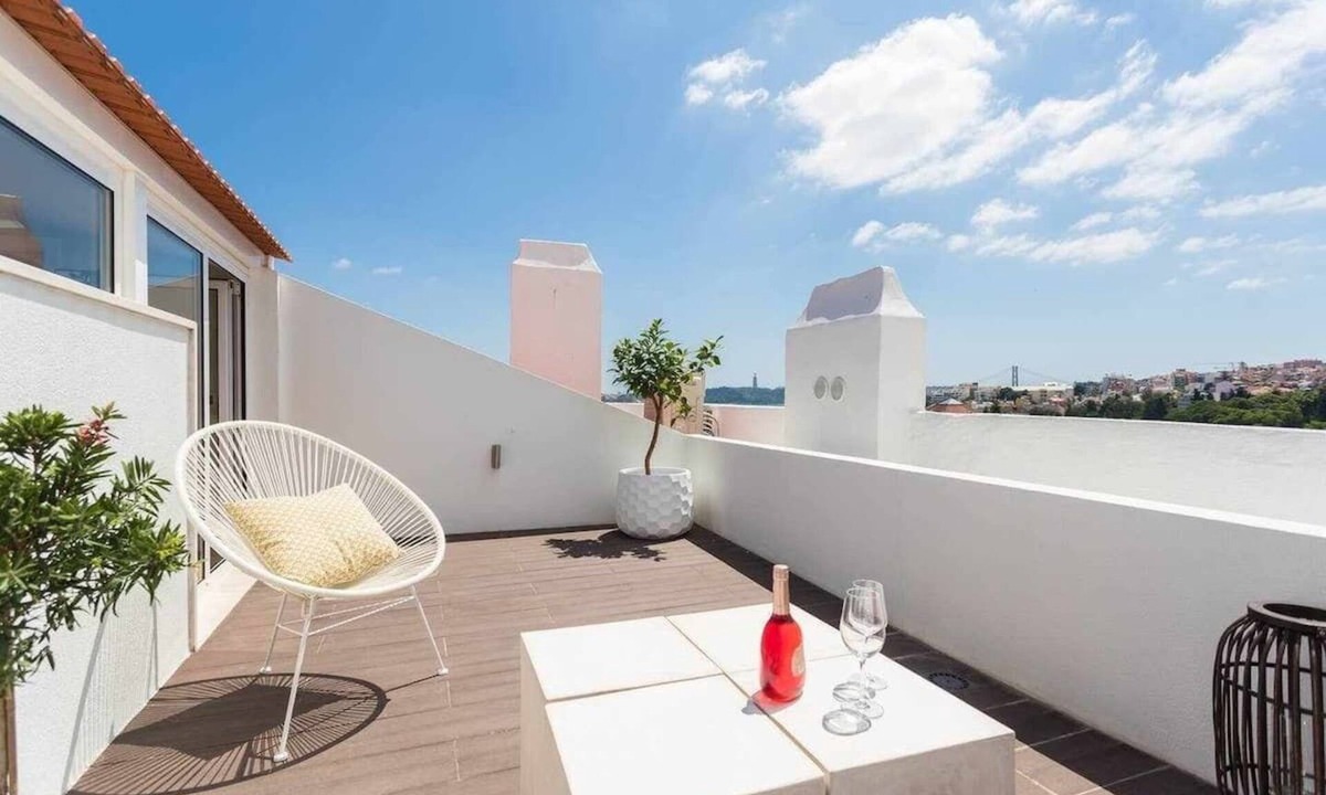 Principe Real Apartment | Rooftop Flat With Terrace & Amazing Sunset Views!