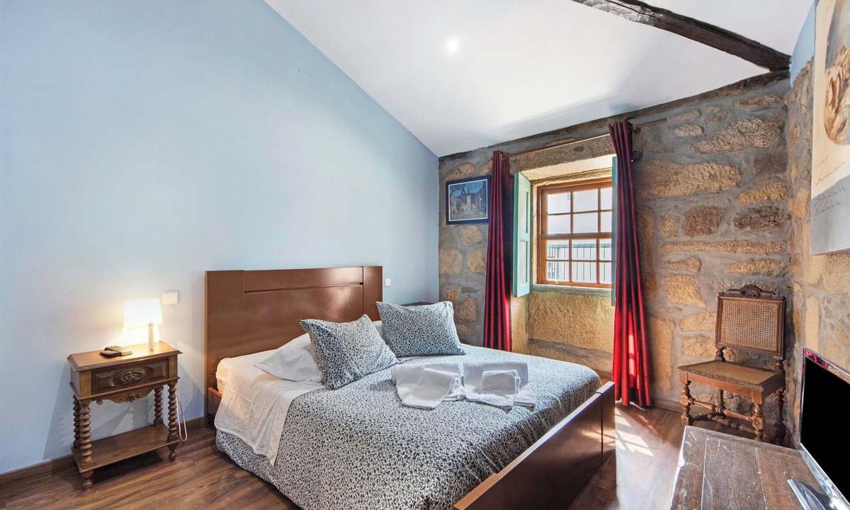Armamar Apartment | Room 'Quarto 2 - Gojim Casa Rural' with Mountain View, Shared Pool and Wi-Fi