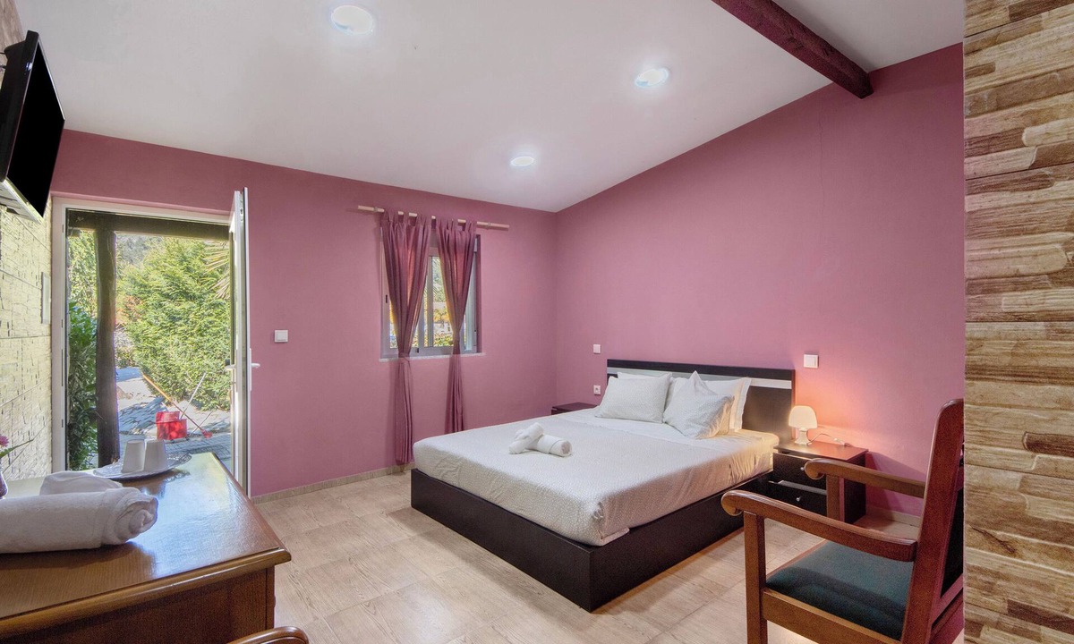 Armamar Apartment | Room 'Quarto 9 - Gojim Casa Rural' with Mountain View, Shared Pool and Wi-Fi