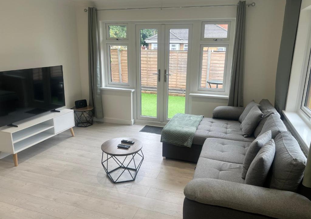 Edmonton Apartment | Rose Mews, Newly Refurbed Modern Interior with Garden