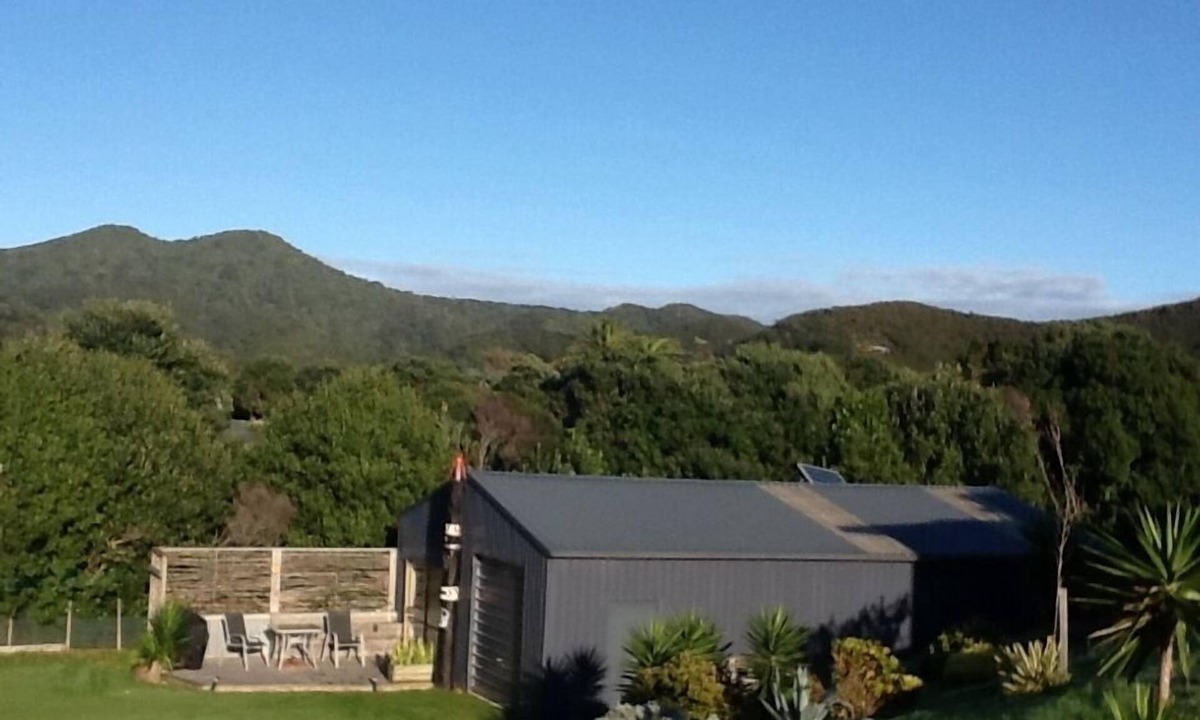 Tryphena Ski Chalet | Sandhills Beach Hut. Medlands Beach