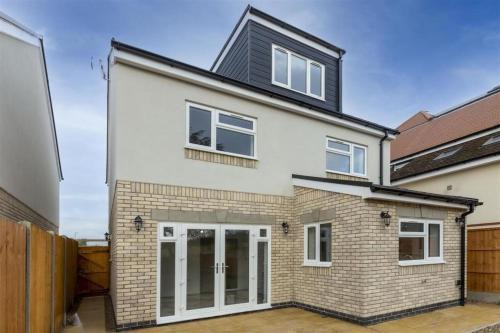 Leicester House | SAV 5 bedroom Executive detached house in Leiceste