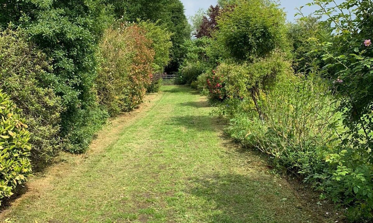 Edingley House | Secluded 4 bed bungalow in mature 1 acre gardens with b close to Sherwood Forest
