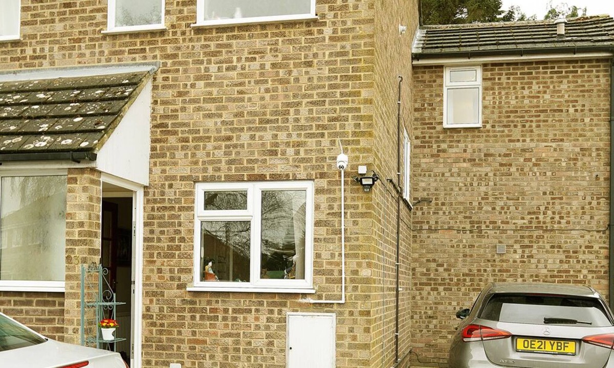 Wantage Apartment | Self contained cosy Annexe, with patio, and privacy guaranteed.