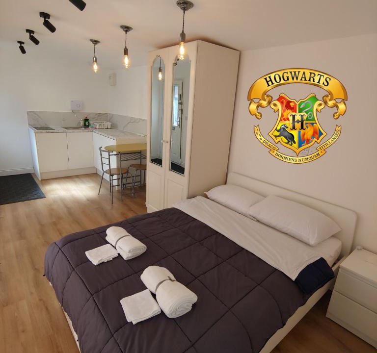 Watford Apartment | Self Contained, Double Bed Studio, private kitchen, private Bath, Walking distance to Harry Potter
