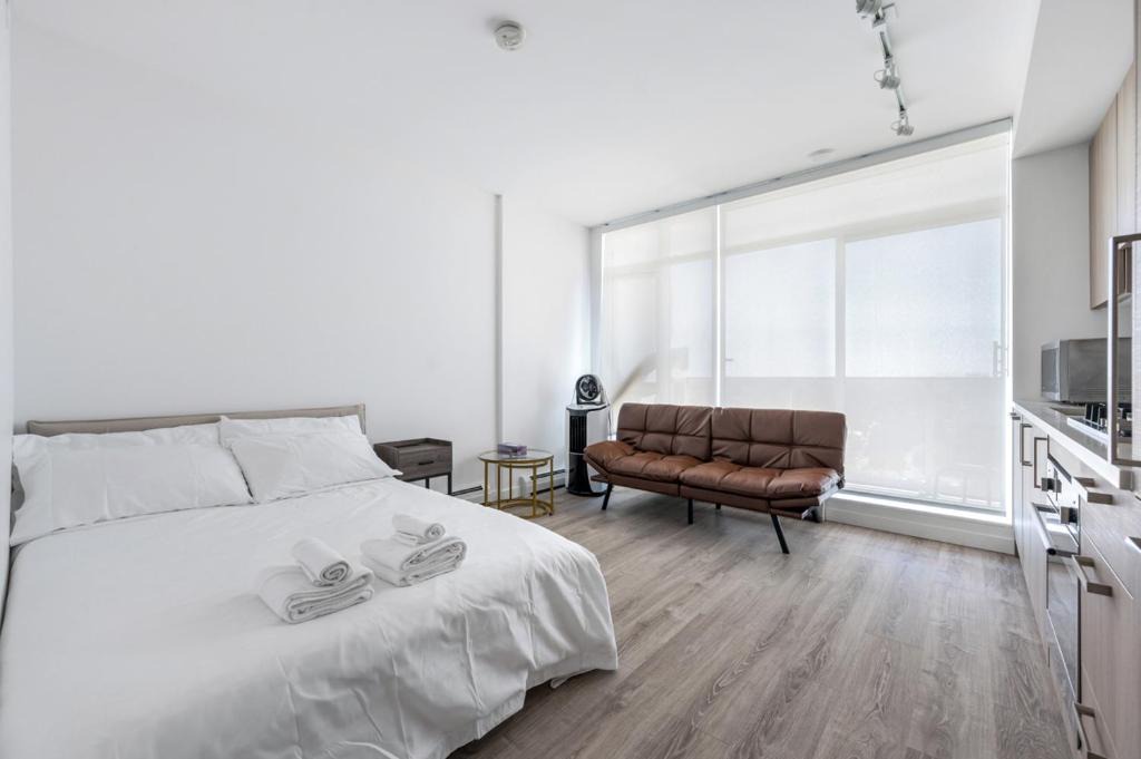 Surrey Apartment | Serene Skyview Studio Retreat in Central Surrey