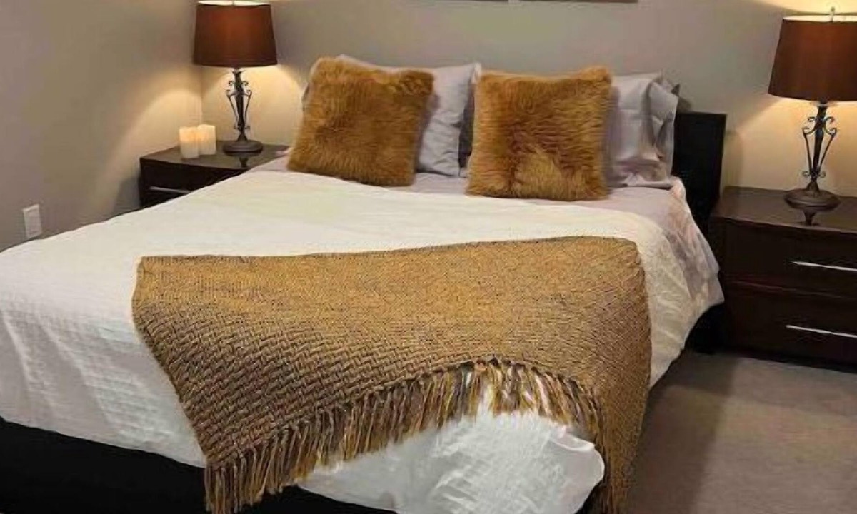 Sardis House | Serenity suite, feel at home in our home.
