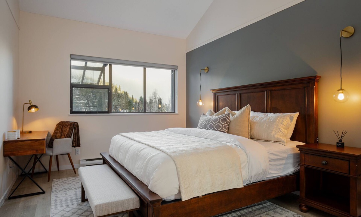 Blueberry Hill Apartment | ❄︎Seven Pines❄︎ | 3BR Luxury Penthouse | Hot Tub