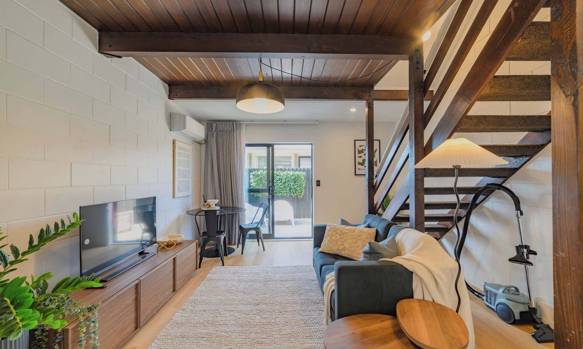 Edgeware Apartment | Sherborne Courtyard Retreat 1br with Parking