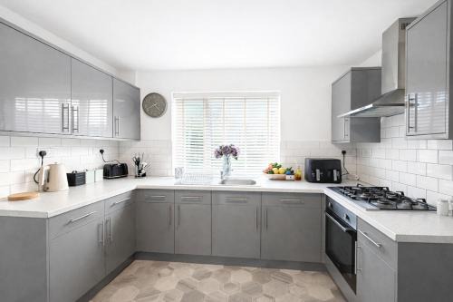 Corby House | Shetland House- 4bedroom - 3 bathrooms -Contractors Stay