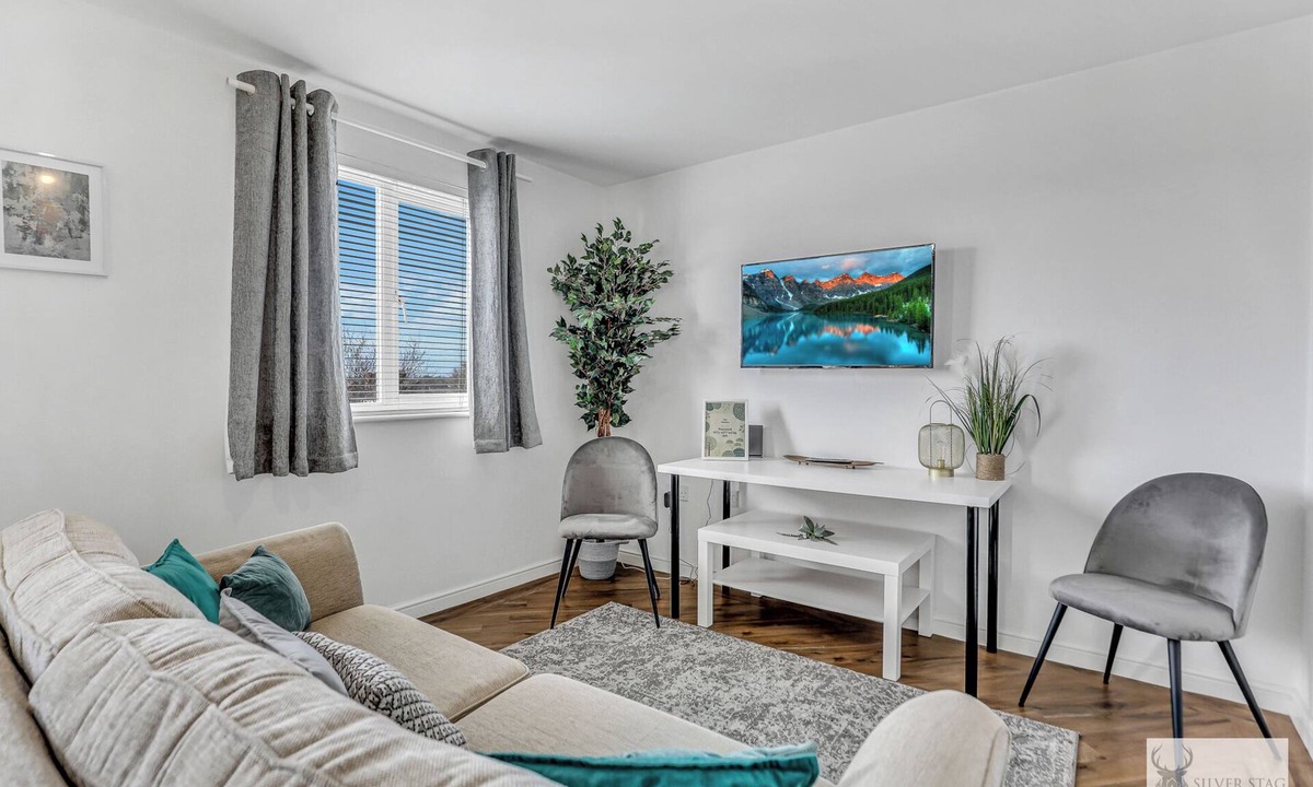 Whitwick House | Silver Stag Properties, Spacious 3 Story House