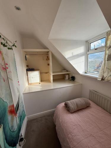 Loughton House | Single room in shared flat Valley Hill, Loughton