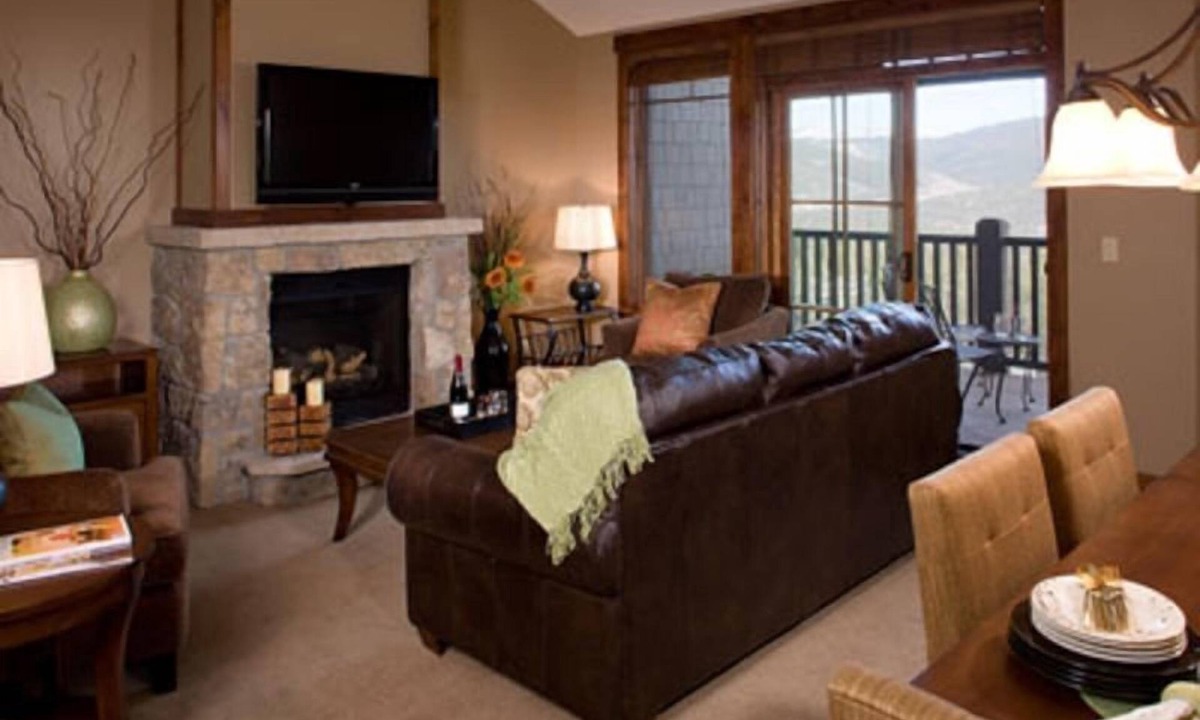 Breckenridge Condo | Ski-in Condo + Fireplace & Balcony