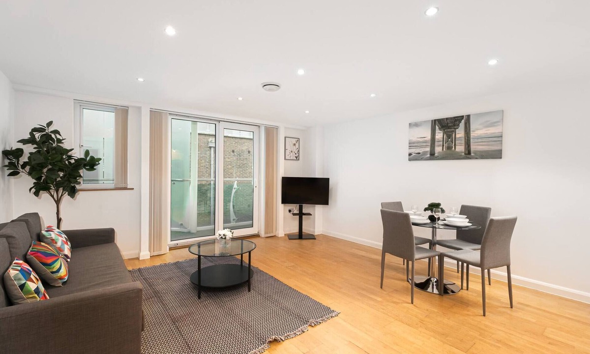 Barnet Apartment | Skyvillion - Spacious 2bed W balcony In Barnet