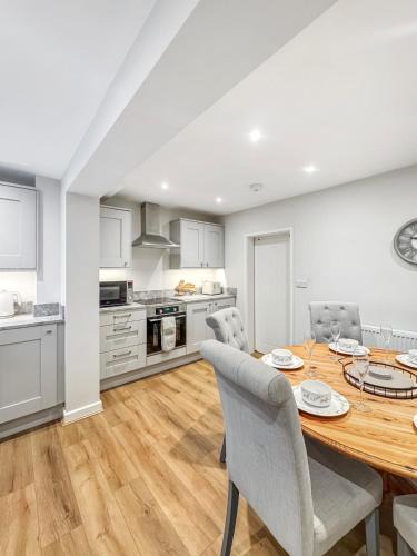 Grantham House | Sleeps 8 3bedroom House, Harlaxton Garden Driveway