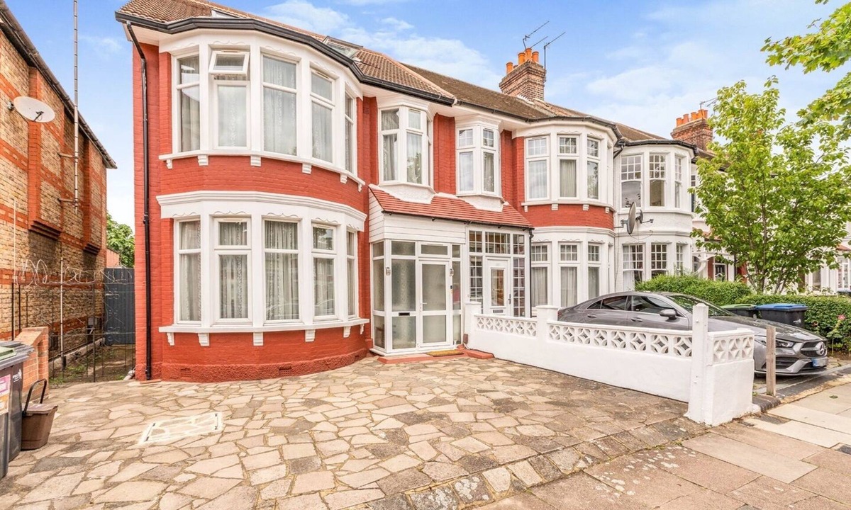 Bowes House | Spacious 10-Guest Home in N13 – Stylish, Comfortable & Great Location
