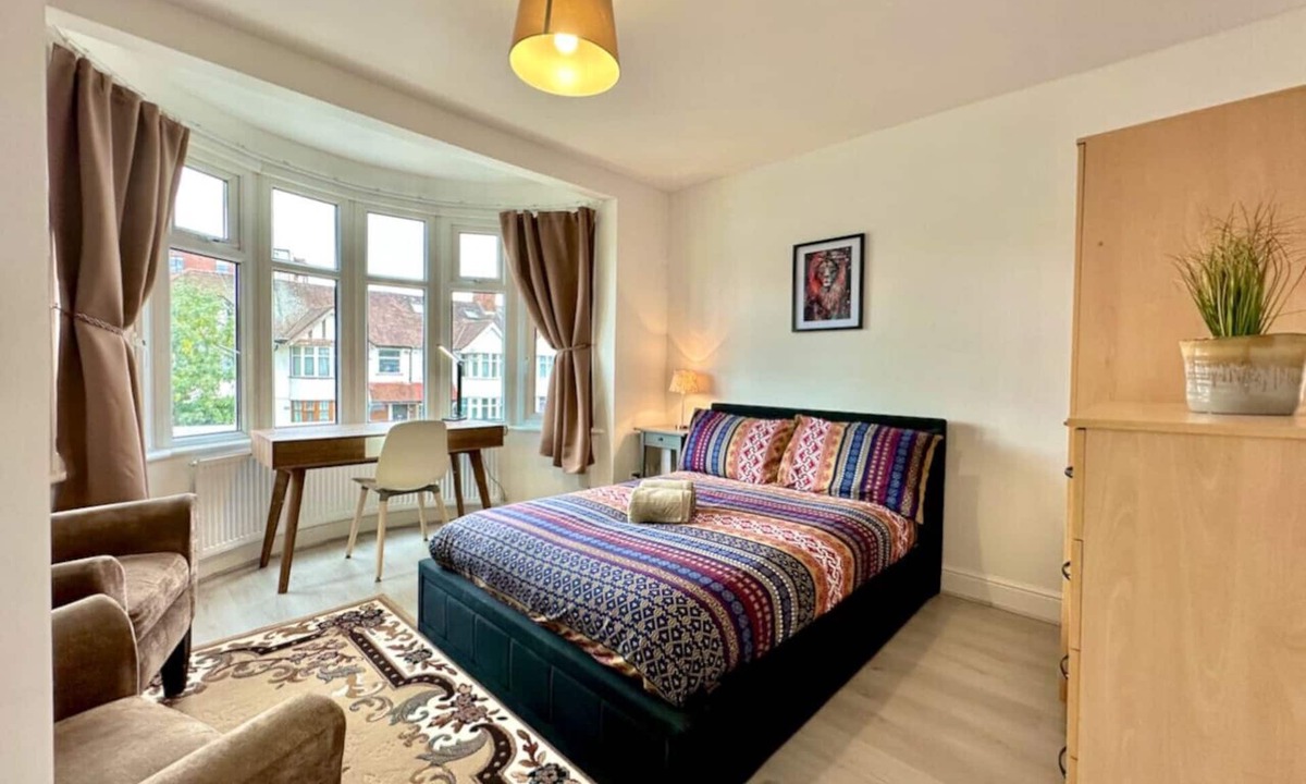 Welsh Harp Apartment | Spacious 2-bedroom flat with parking, near top event venues