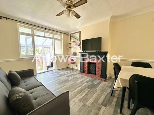 Harold Wood Apartment | Spacious 2BR Flat in Harold Wood