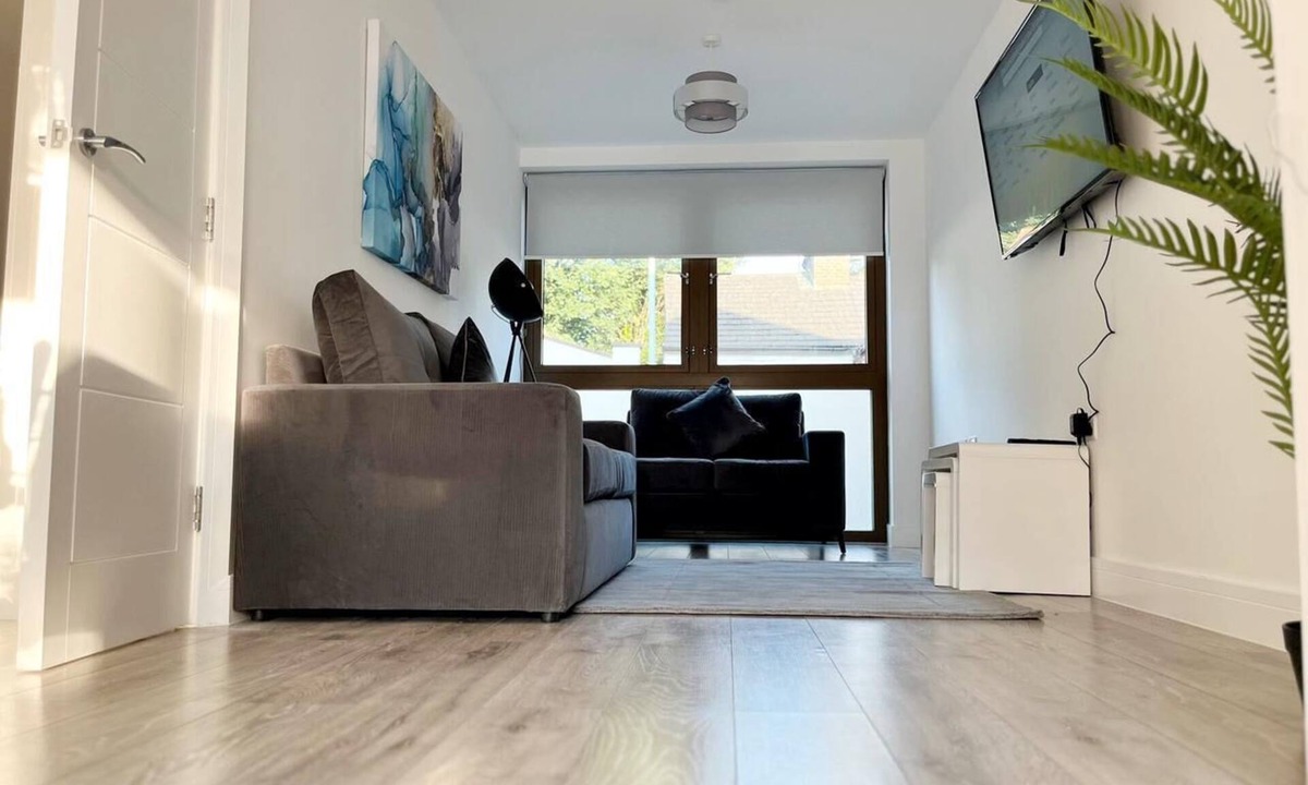 Bushey Apartment | Spacious 3 bed Duplex Apartment - 18 mins from Central London - sleeps 8